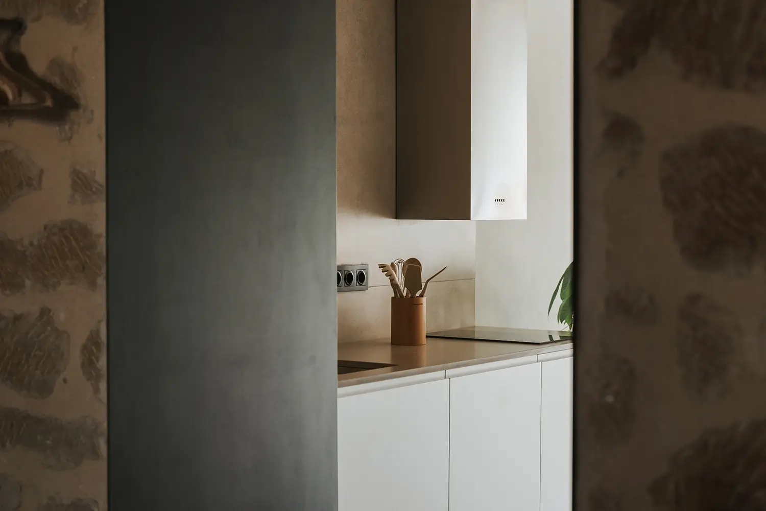 Detalle de la campana extractora y la encimera de la cocina del apartamento 5.