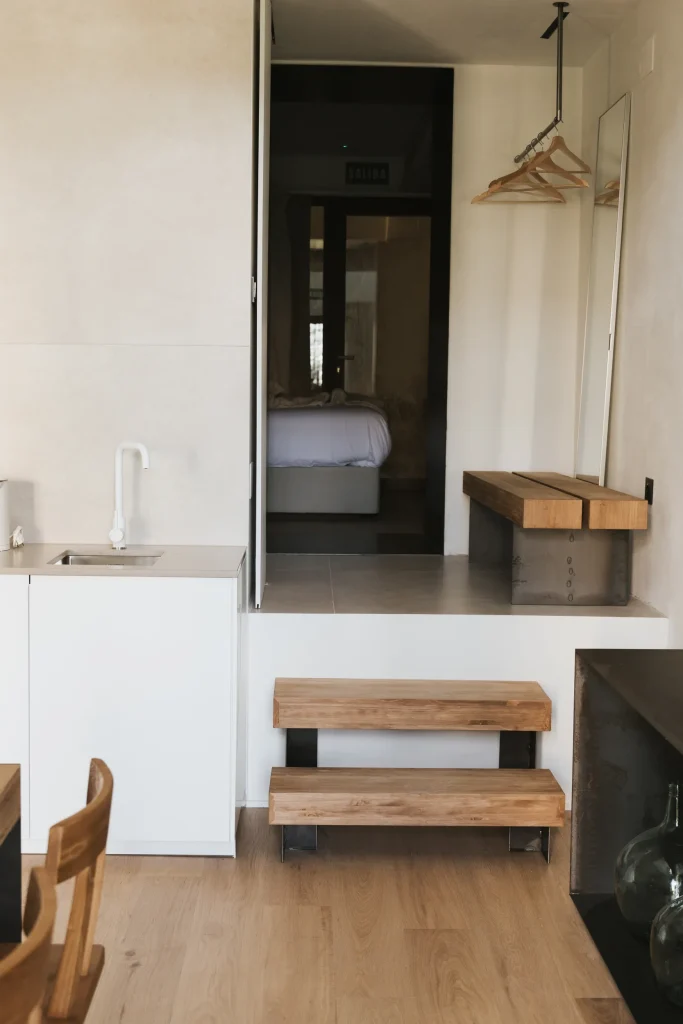 Acceso a unas de las habitaciones del apartamento doble número 4