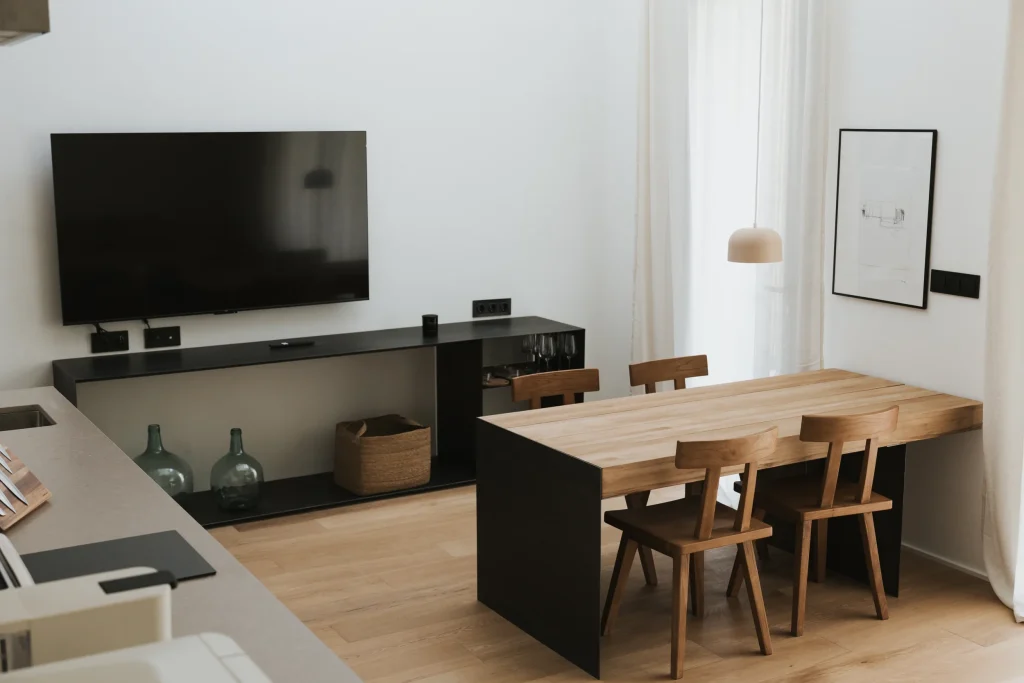 Zona de estar del apartamento 4 con televisor y mueble bajo de madera.
