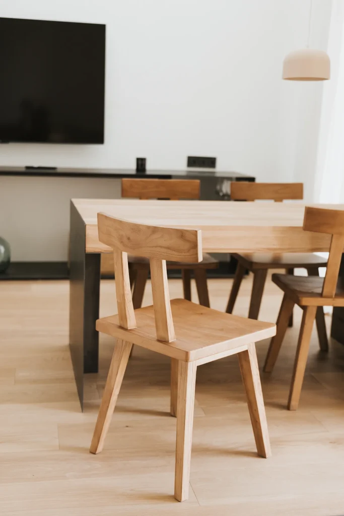 Mesa de comedor de madera del apartamento 4.