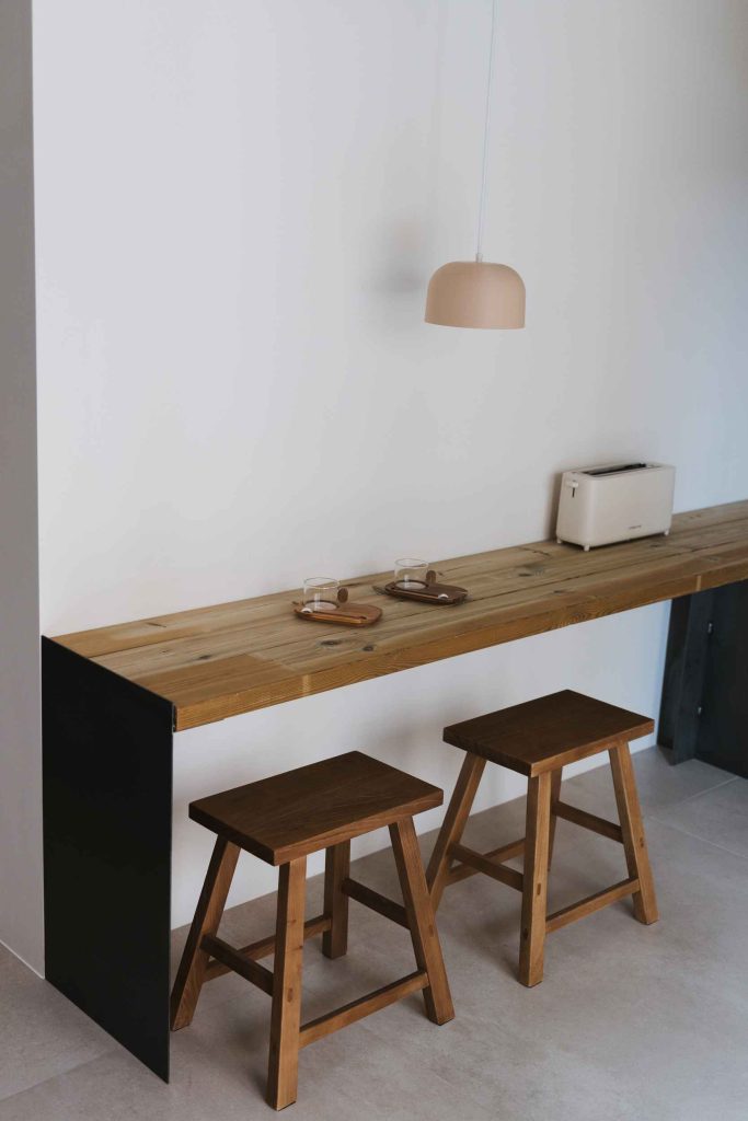 Zona de estar del apartamento 2 en un espacio de tonos claros.