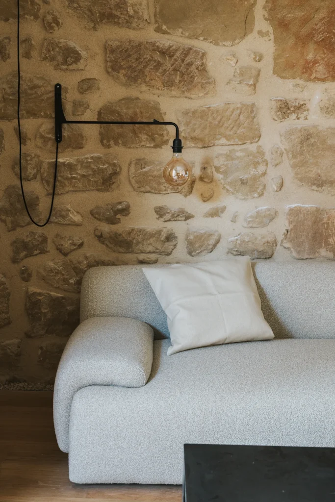 Zona de estar del apartamento 6 con un cómodo sofá.