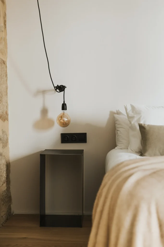 Cama del apartamento 3 bajo lámparas colgantes de bombilla vista.