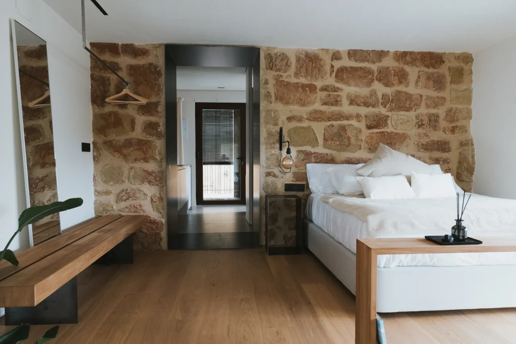 Cama de matrimonio y vestidor del apartamento 1 .