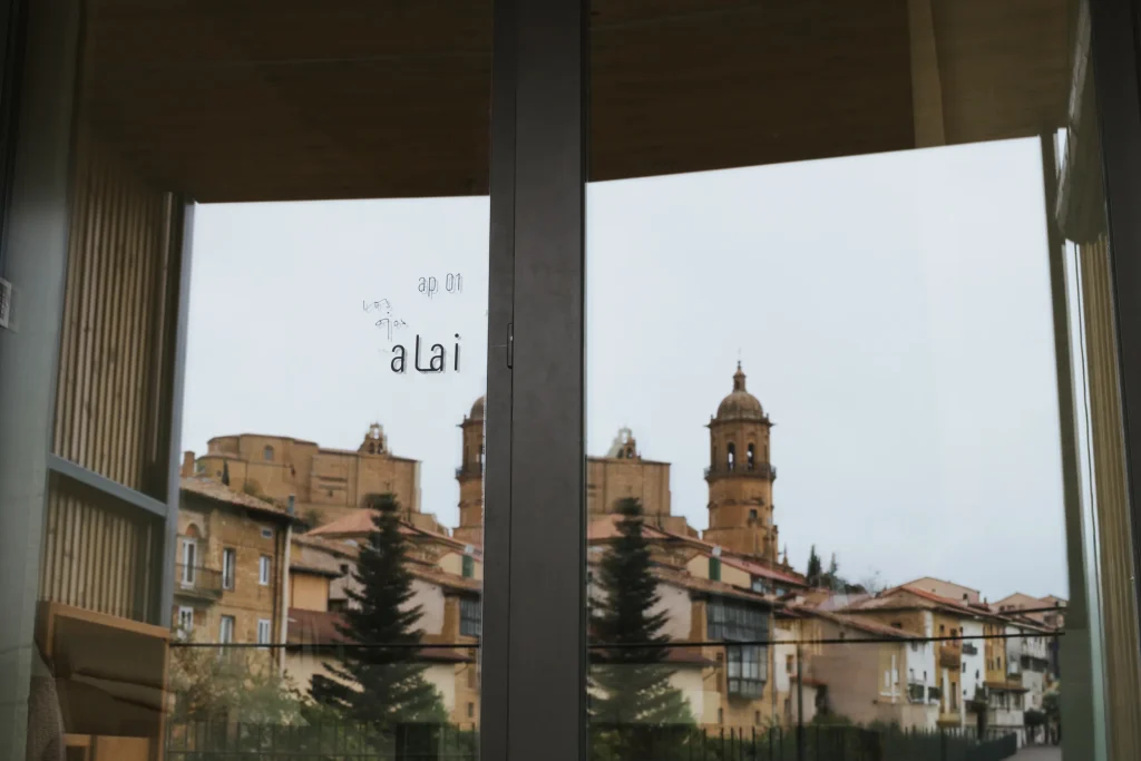 Vista de la iglesia de Labastida desde la terraza del apartamento 1 reflejada en los ventanales.