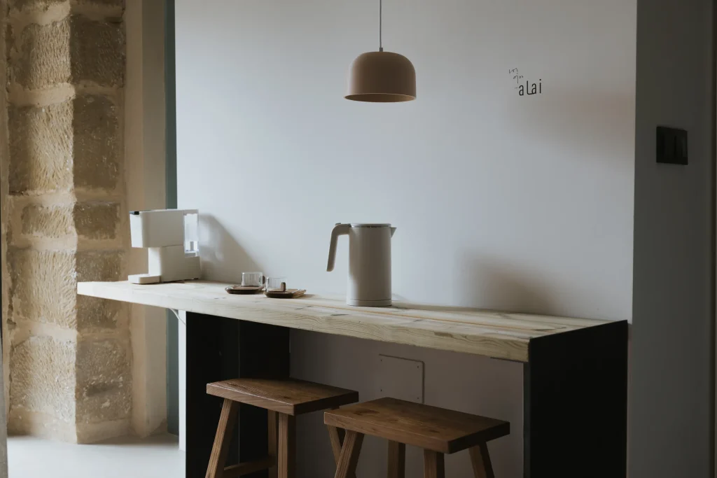 Mesa de comedor del apartamento 1 bajo una lámpara colgante.