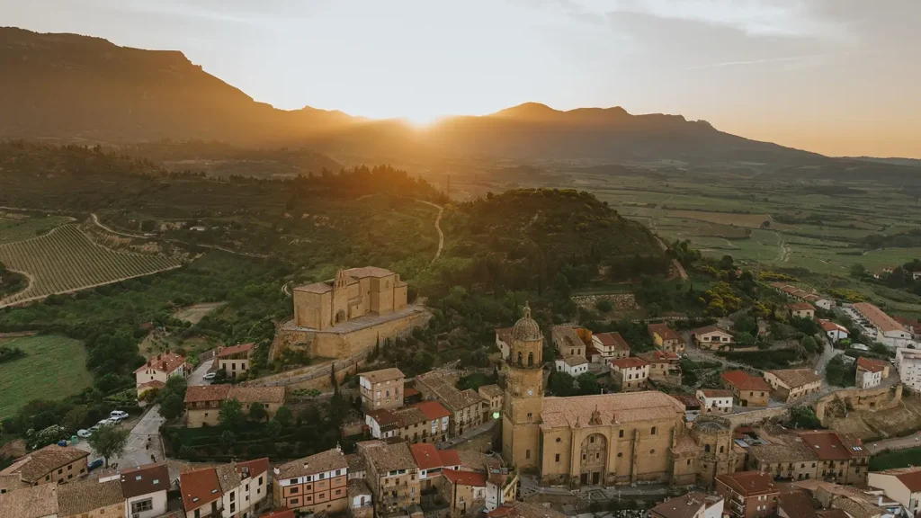 Labastida al atardecer, entre viñedos y bajo la Sierra de Cantabria.