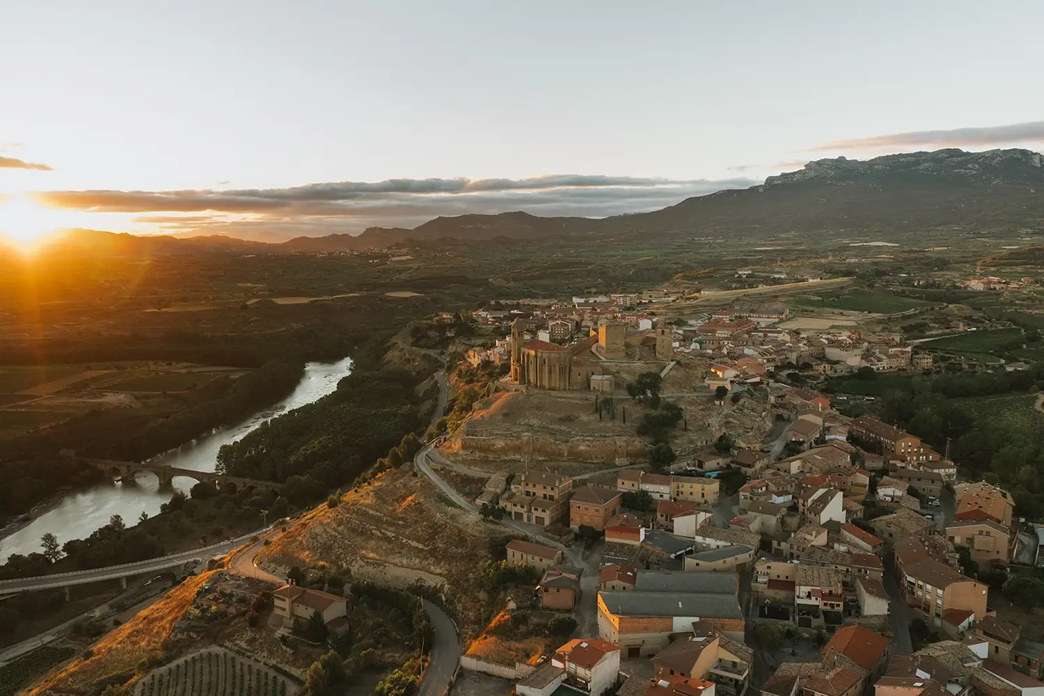 Vista aérea de San Vicente de la Sonsierra junto al río Ebro.