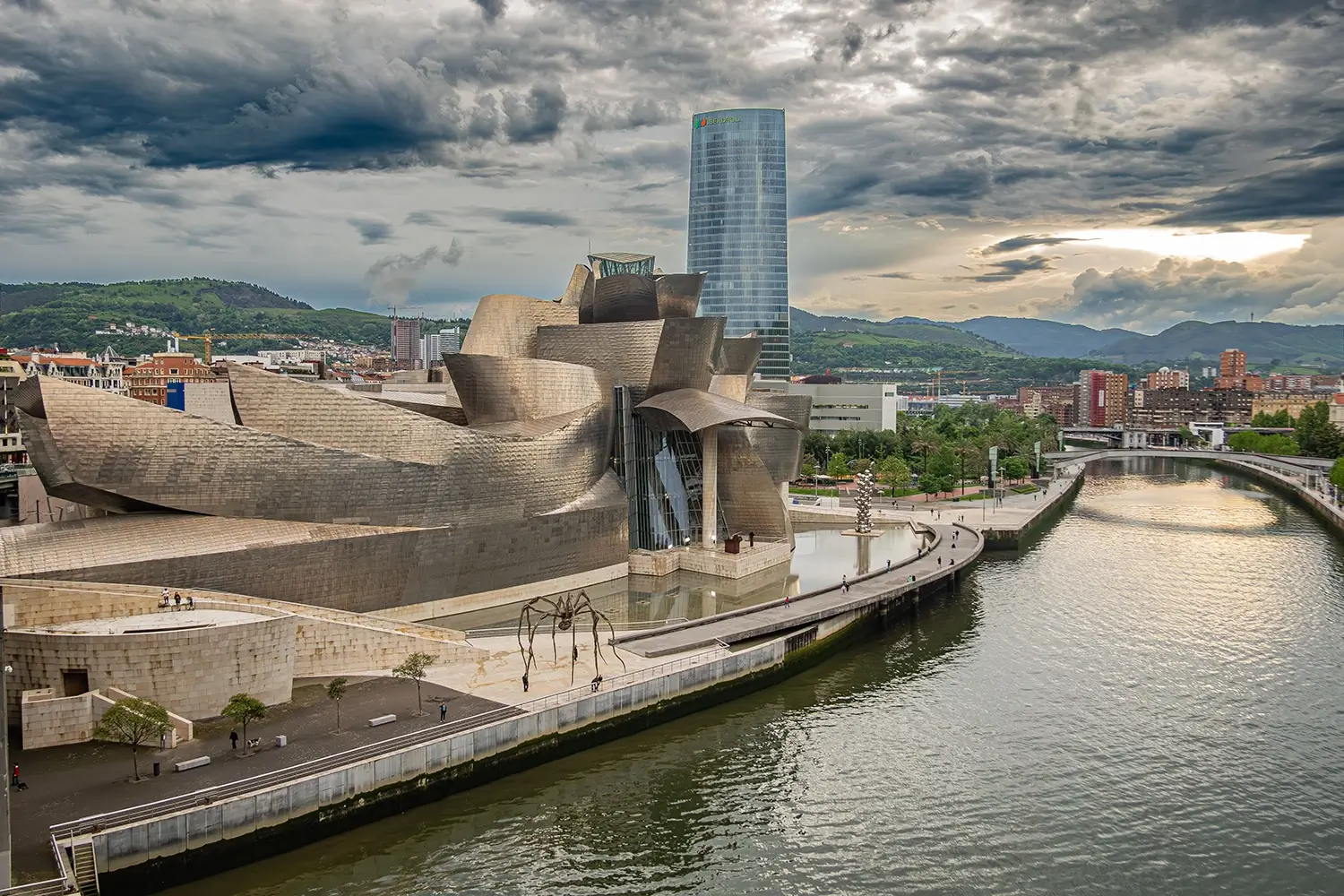Museo Guggenheim Bilbao junto a la ría y el puente de La Salve.