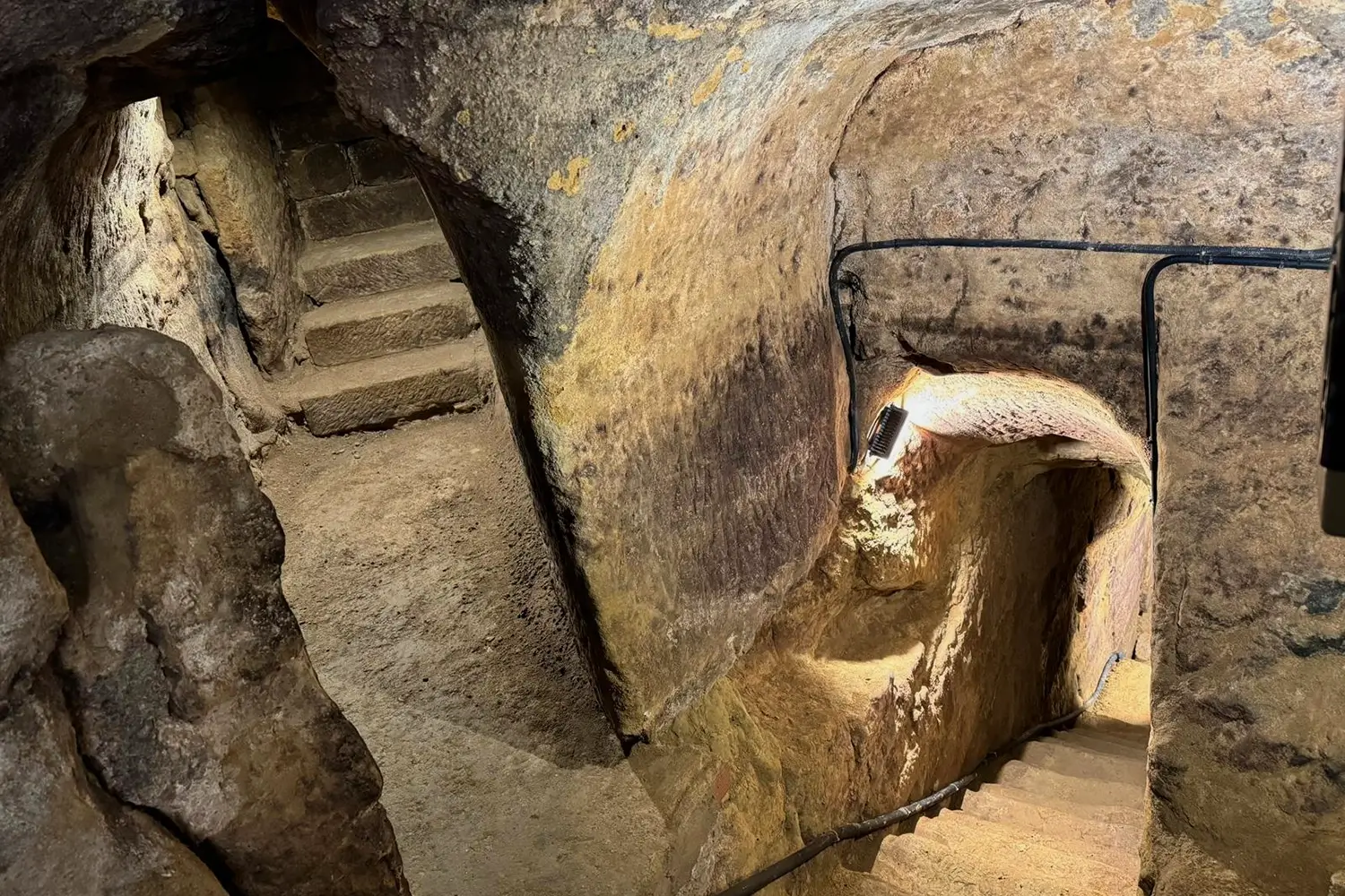 Escaleras de acceso al calado histórico de Los Ojos del Alai.