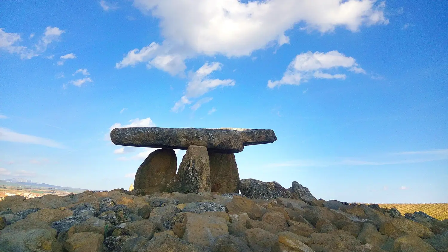 Dolmen de la Chabola de la Hechicera bajo un cielo azul en Elvillar.