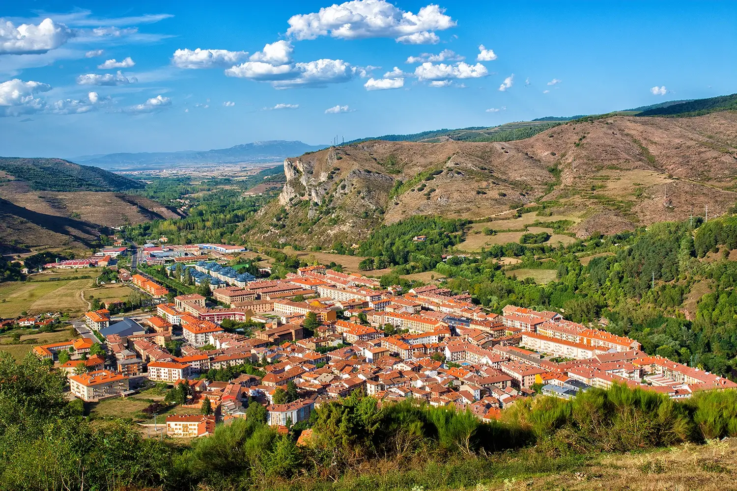 Vista panorámica de Ezcaray entre montañas de La Rioja.
