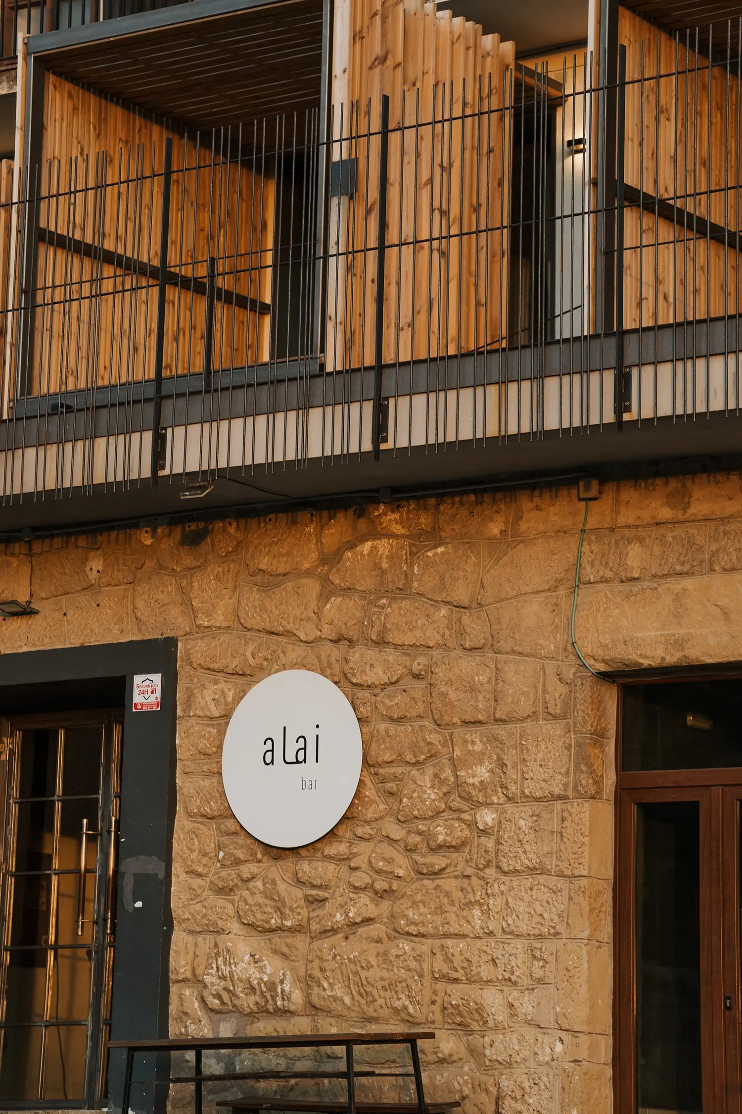 Asador Alai erretegiaren eta Los Ojos del Alai apartamentuen harrizko fatxada Bastidan.