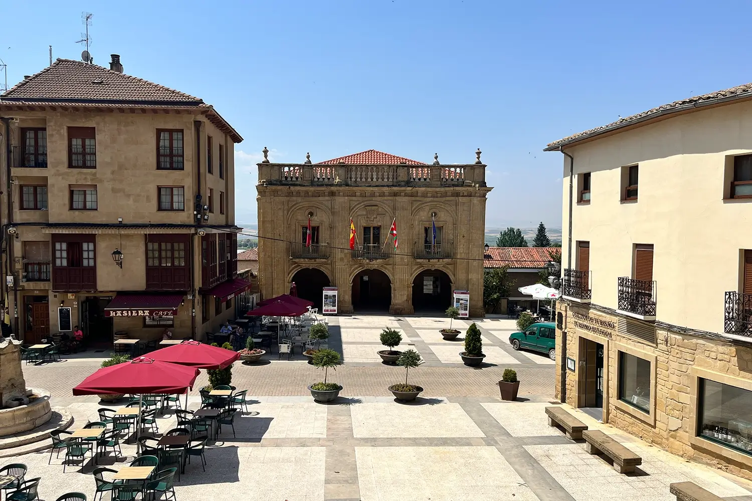 Ayuntamiento barroco de Labastida en la Plaza de la Paz.
