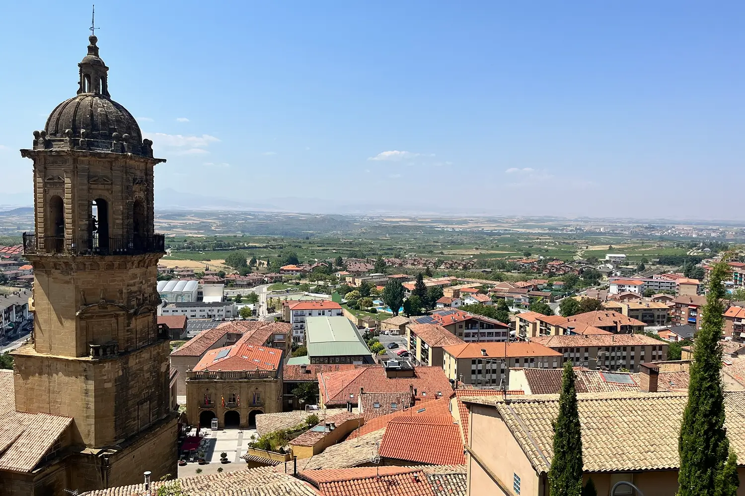 Vista panorámica de Labastida y los viñedos de Rioja Alavesa.
