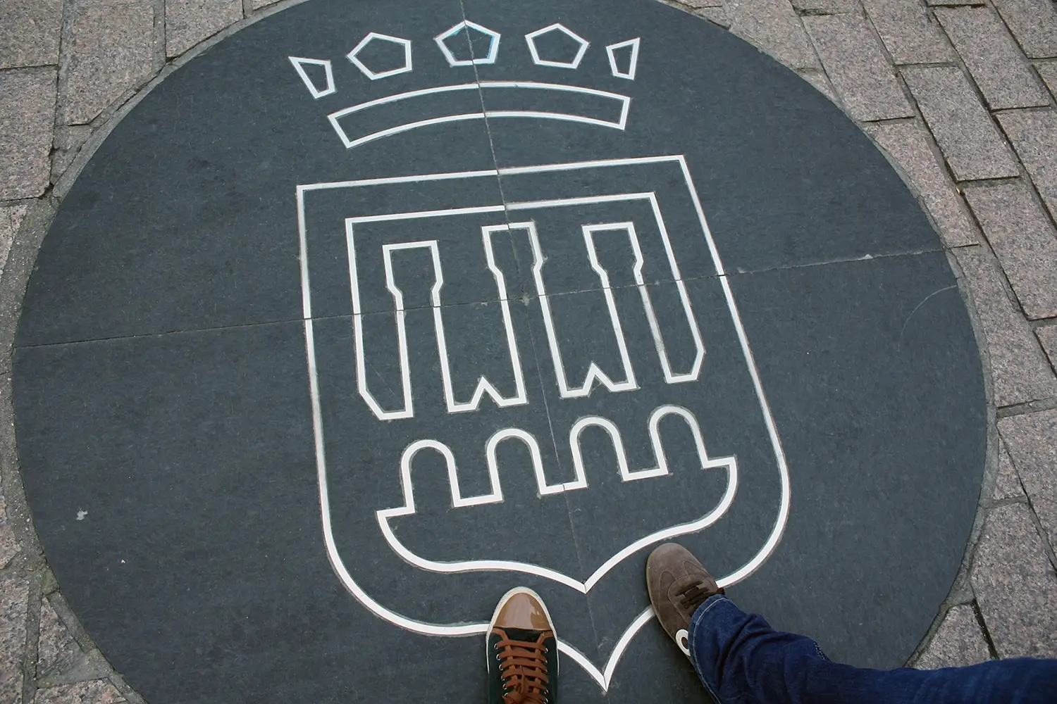 Escudo de Logroño representado en el pavimento urbano.