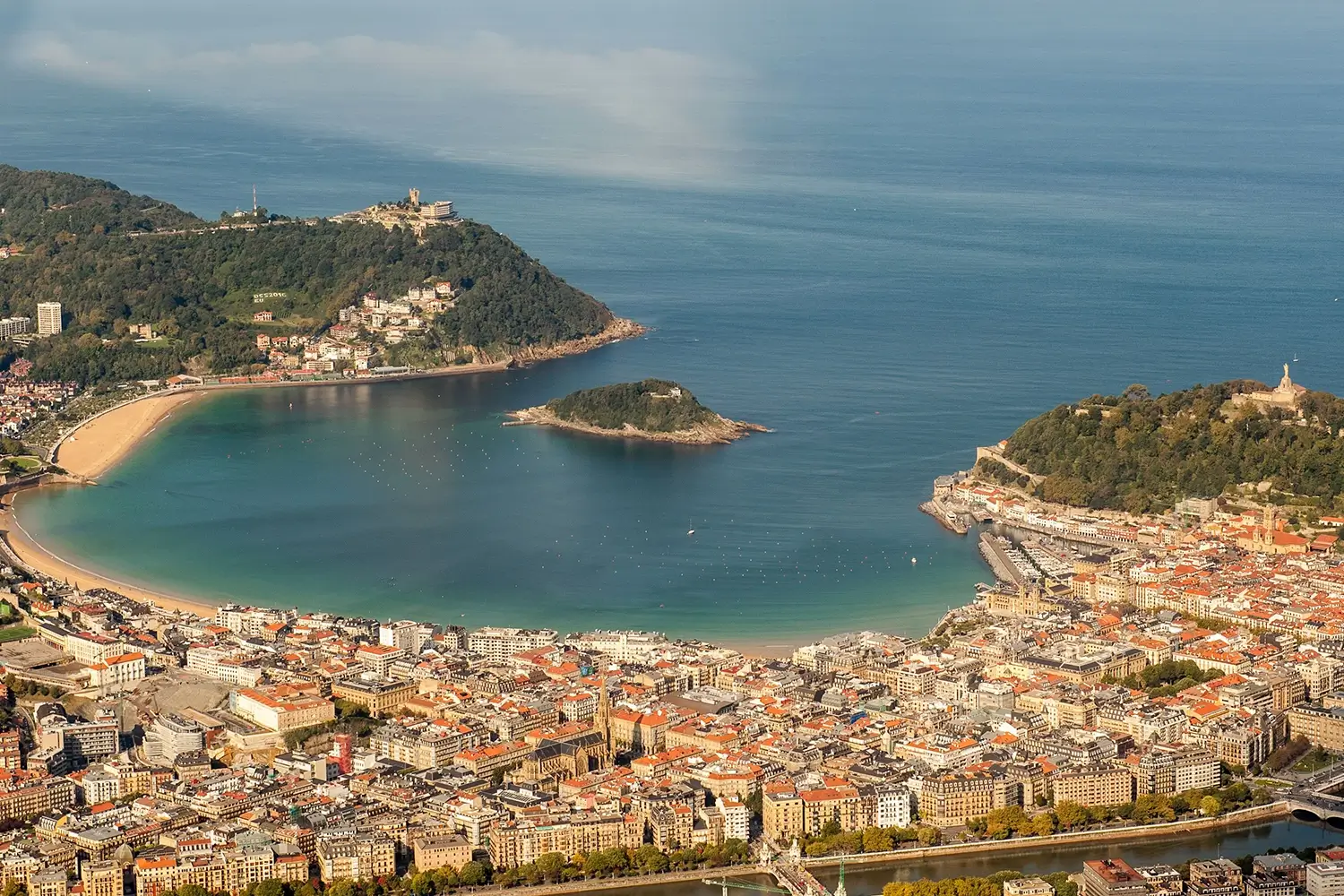 Bahía de La Concha y monte Urgull en San Sebastián, vistos desde el aire.