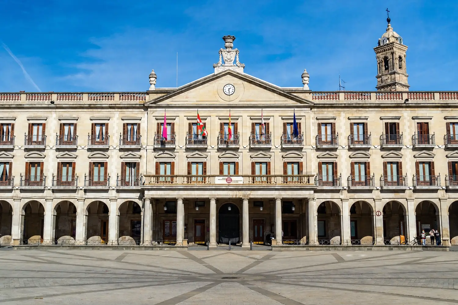 Fachada de la Casa Consistorial de Vitoria-Gasteiz en la plaza de España.