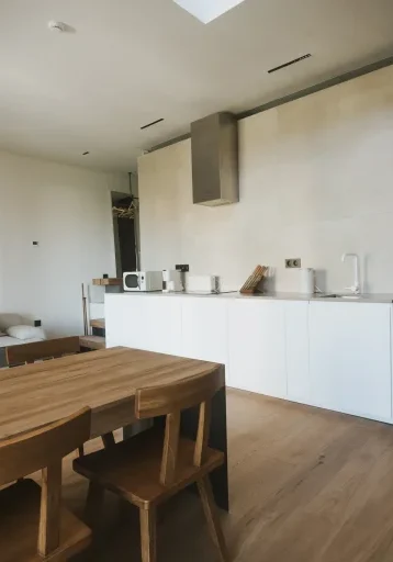 Vista general del salón y la cocina abierta del apartamento 4.